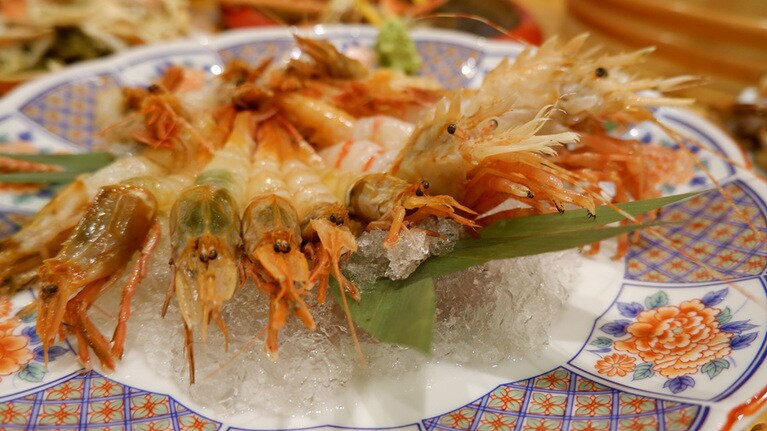 手前から、見た目は甘エビには及ばないけれど、味は甘エビ以上と言われる「ガザエビ」、頭がゴジラのような「オニエビ」。