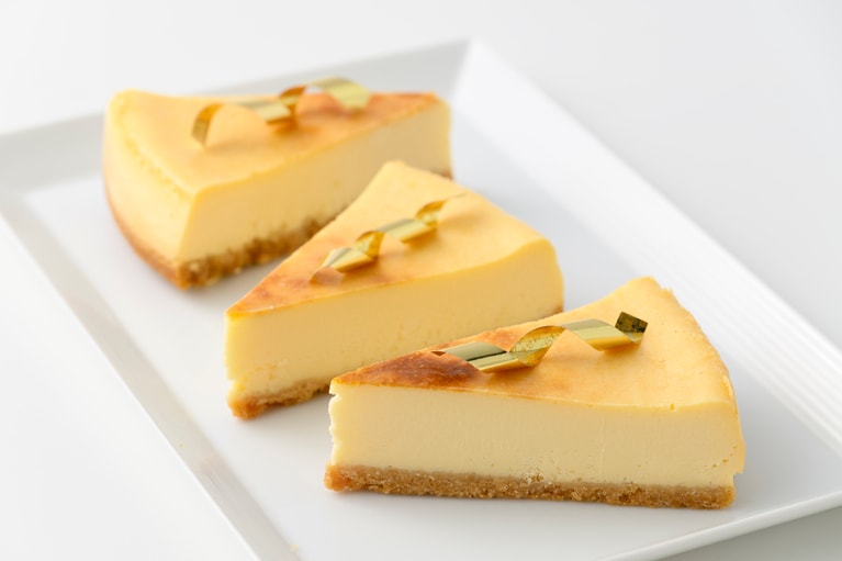 プレミアム濃厚ベイクドチーズケーキ 各667円。