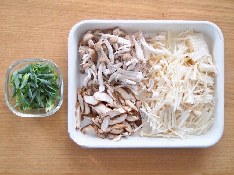 しめじは手でさき、椎茸は薄切り、えのきはざく切りに。細ネギは斜めに切る。