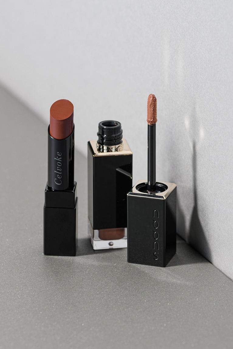 左から：リベレイティッド マット リップス 04 3,850円／セルヴォーク　コンフォート リップ フルイド グロウ 08 5,500円／SUQQU