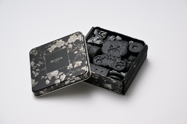BLVCK PARIS／漆黒クッキー缶 4,320円。