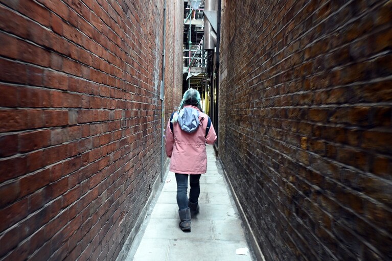 ここはロケ地ではないけれど、ダイアゴン横丁へ通じる扉がある、細い路地に似ています。