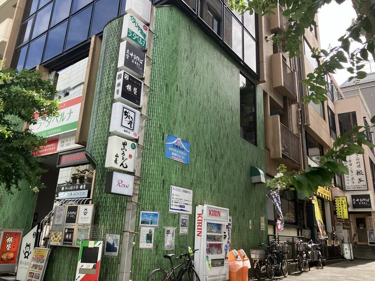 「ラ・タベルナ」の入るビルを左折 