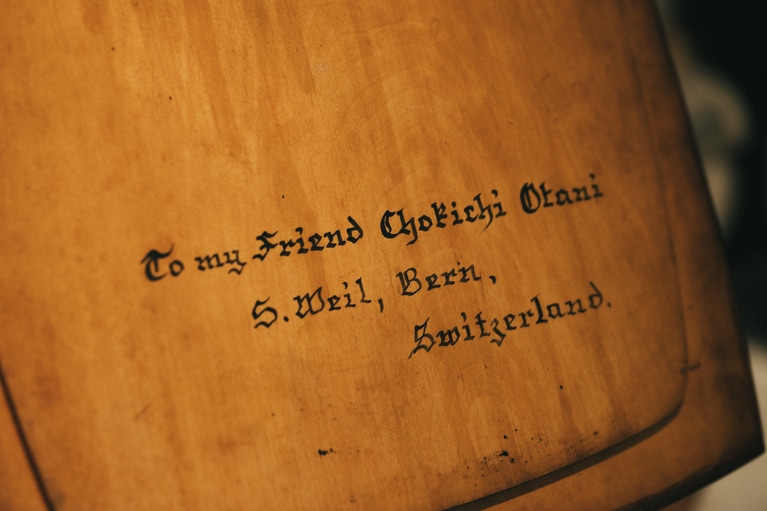 裏にはカリグラフィーで名前が刻まれており、なんと直筆なのだそう。