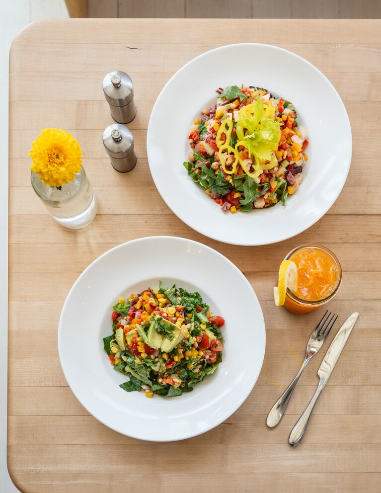 色鮮やかな新鮮野菜がお皿の上に満開！　手前から「オメガ」16.25ドル、「チョップチョップ」17ドル。