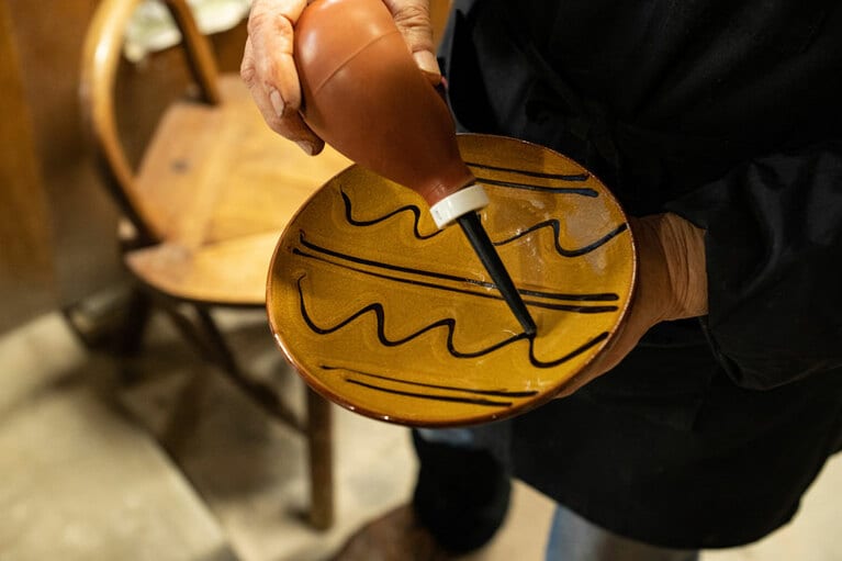 スポイトで模様を描くスリップウエアの器。