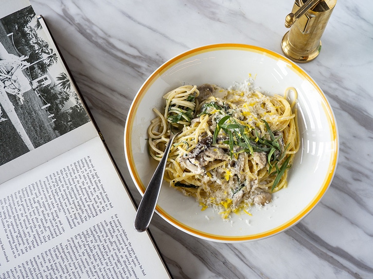 マッシュルームのスパゲッティ、クリーム＆味噌ポンズ w/タラゴン、パルメジャーノ 2,000円。椎茸をふんだんに使い、味噌とポン酢で味付け。和の風味と濃厚なクリームの組み合わせのほっとする味わいは、日本とヨーロッパの食文化が見事に融合している。ロンドンに暮らすビルならではの感性が光るメニュー。