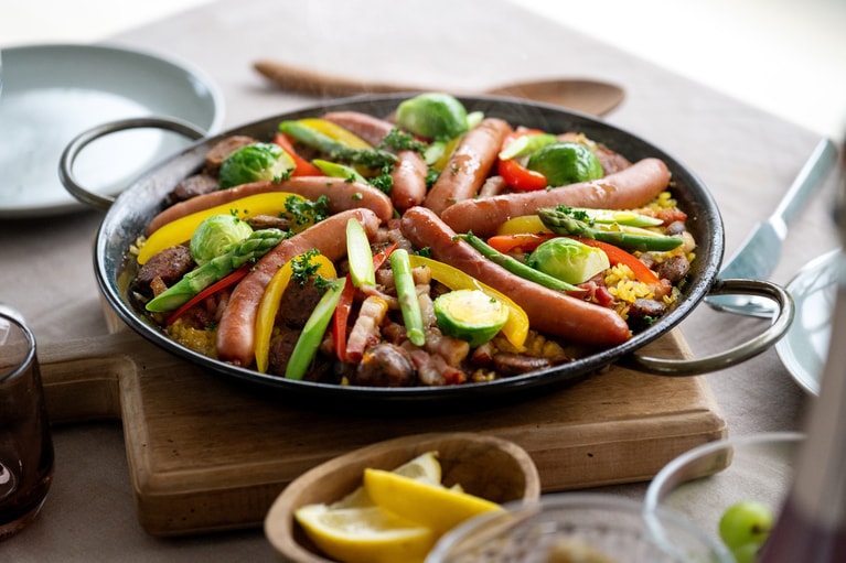 お肉たっぷりのパエリアは、ホームパーティーでも喜ばれそう。