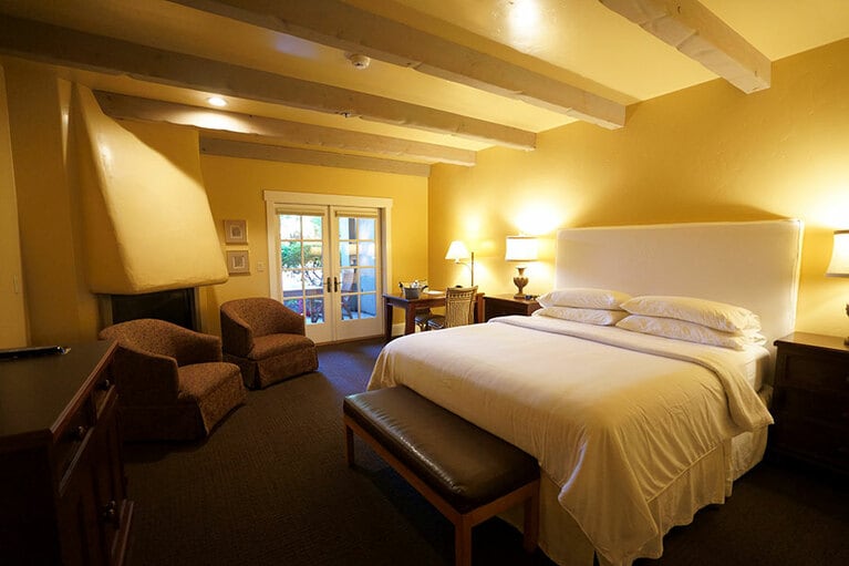 暖炉付きキングルーム。クラシカルな雰囲気の客室だ。