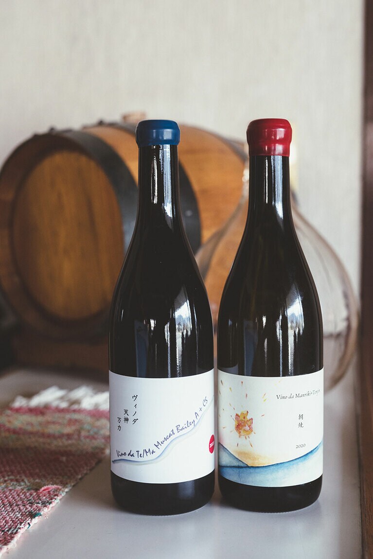 「金井醸造場」のワインは、東京にいるときからずっと好きだったという長田さん。今回試飲させてもらったのはマスカット・ベーリーＡとカベルネ・ソーヴィニョンのブレンド「ヴィノダ天神万力」と甲州「朝焼」。長田さん曰く「口にしたワインの向こうに、山梨の景色が想像できる味わいです」。