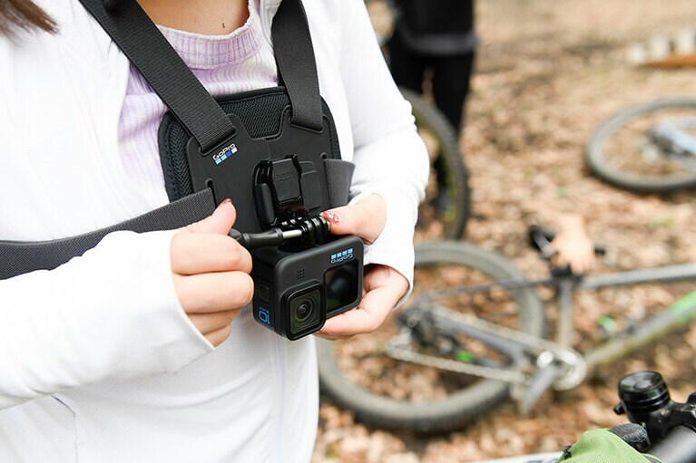 ハンズフリーで撮影できる「Chesty」は、活用度の高いアイテム。