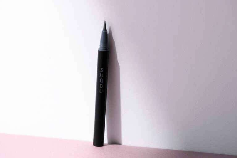 コシのあるフェルト筆と、それに適した液剤を追求。ラインの太さもデザインも自由自在。ニュアンス アイライナー 03　3,300円／SUQQU