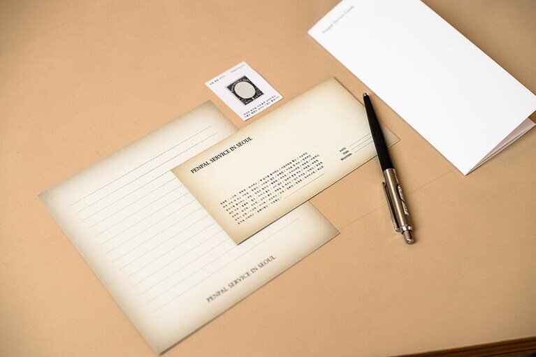 名前などは不要で1通の手紙を交換するサービス「ペンパル」W10,000。手紙を預けたら、置いてある封筒から気になるものをピック。