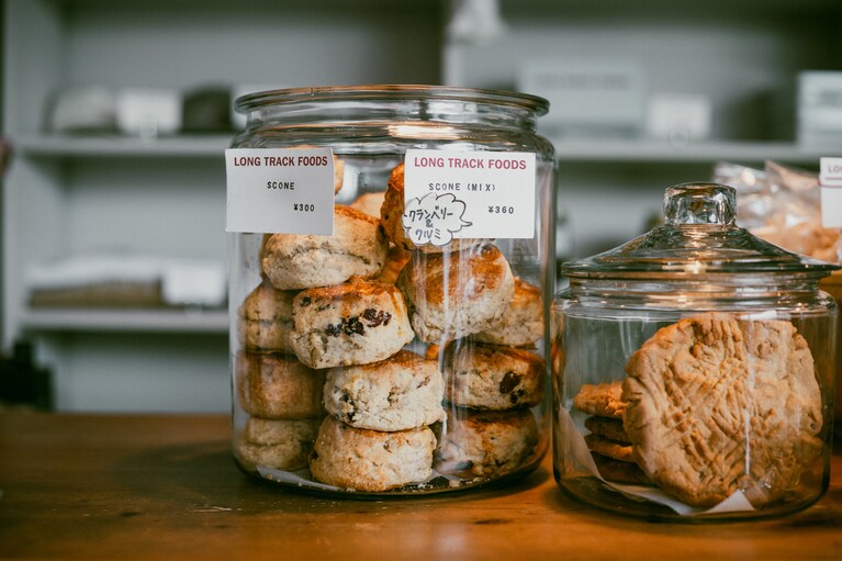 スコーン（プレーン）1個 300円。スコーン（ミックス）360円は日によって内容が変わる。