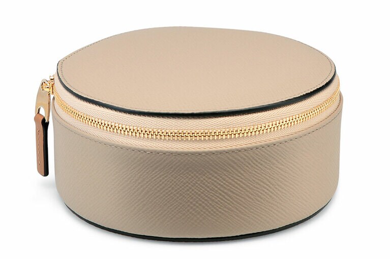 PANAMA ラウンド トリットンケース 46,000円(W13.5×H6.2×D13.1cm)。