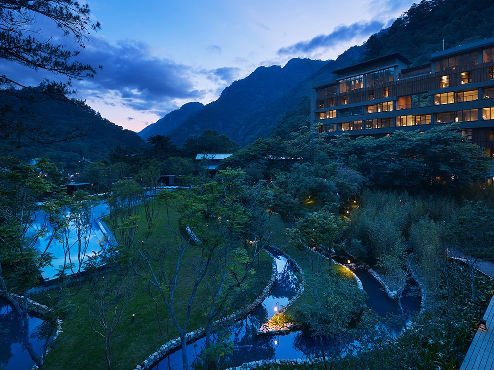 星のやグーグァンが位置するのは、台湾第二の都市・台中の郊外にある温泉地の谷關(グーグァン)。深い渓谷がもたらす湧水と豊かな温泉に恵まれた土地で、その美しい自然に共鳴するような建築、ランドスケープデザインが印象的だ。