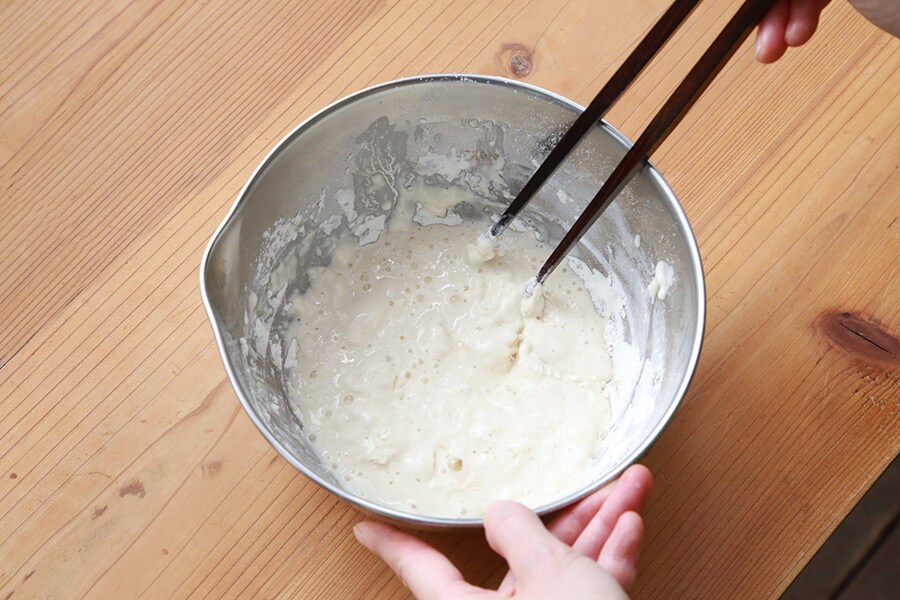 冷水を加えてからは粘りが出ないように菜箸で切るように混ぜる。やや粉っぽさが残るくらいでとめる。