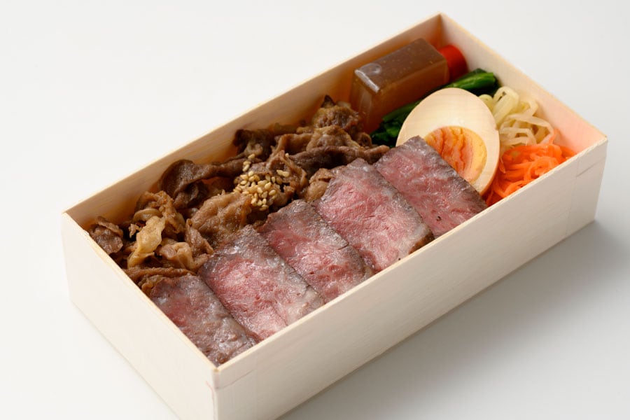 佐賀牛 赤身ステーキと焼肉弁当 2,484円。
