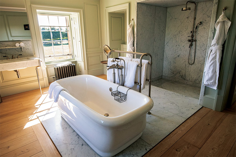 ハドスペン・ハウスの“ガーデン・ビュー・ルーム”(2泊朝食込み 1,990ポンド～)の広々としたバスルームでは、ついつい長湯をしてしまいそう。