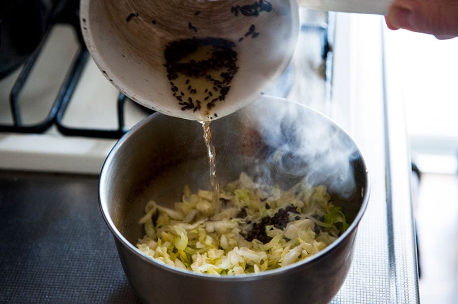 油にスパイスを入れて熱して、香りつけたあとに、塩もみした野菜とあえることで、野菜の味わいがグレードアップ。