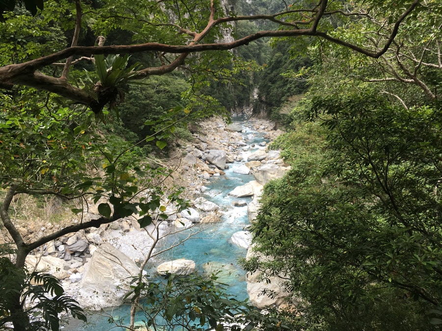 ハイキングの途中には、木々の隙間から、透明度の高い青く美しい川の水景が望めます。