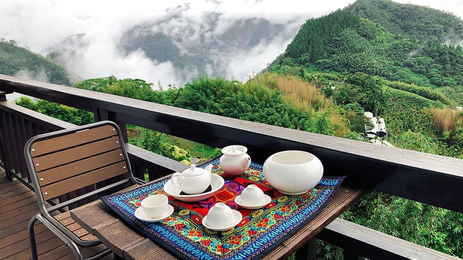 人数に合わせて茶器を用意してくれます。せっかくなので、テラス席でお茶を楽しんでください。