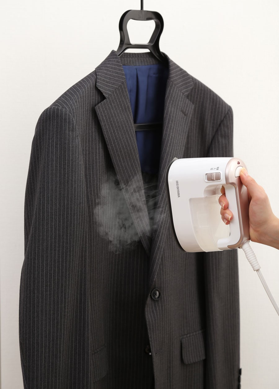 服をハンガーに掛けたまま、蒸気とともに衣類をアイロンでかければ出来上がり。