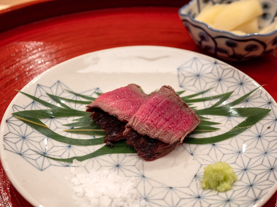 ピンクの肉色も美しい炭焼きの神戸和牛。バランの絵柄は、食べ終わってのお楽しみ。