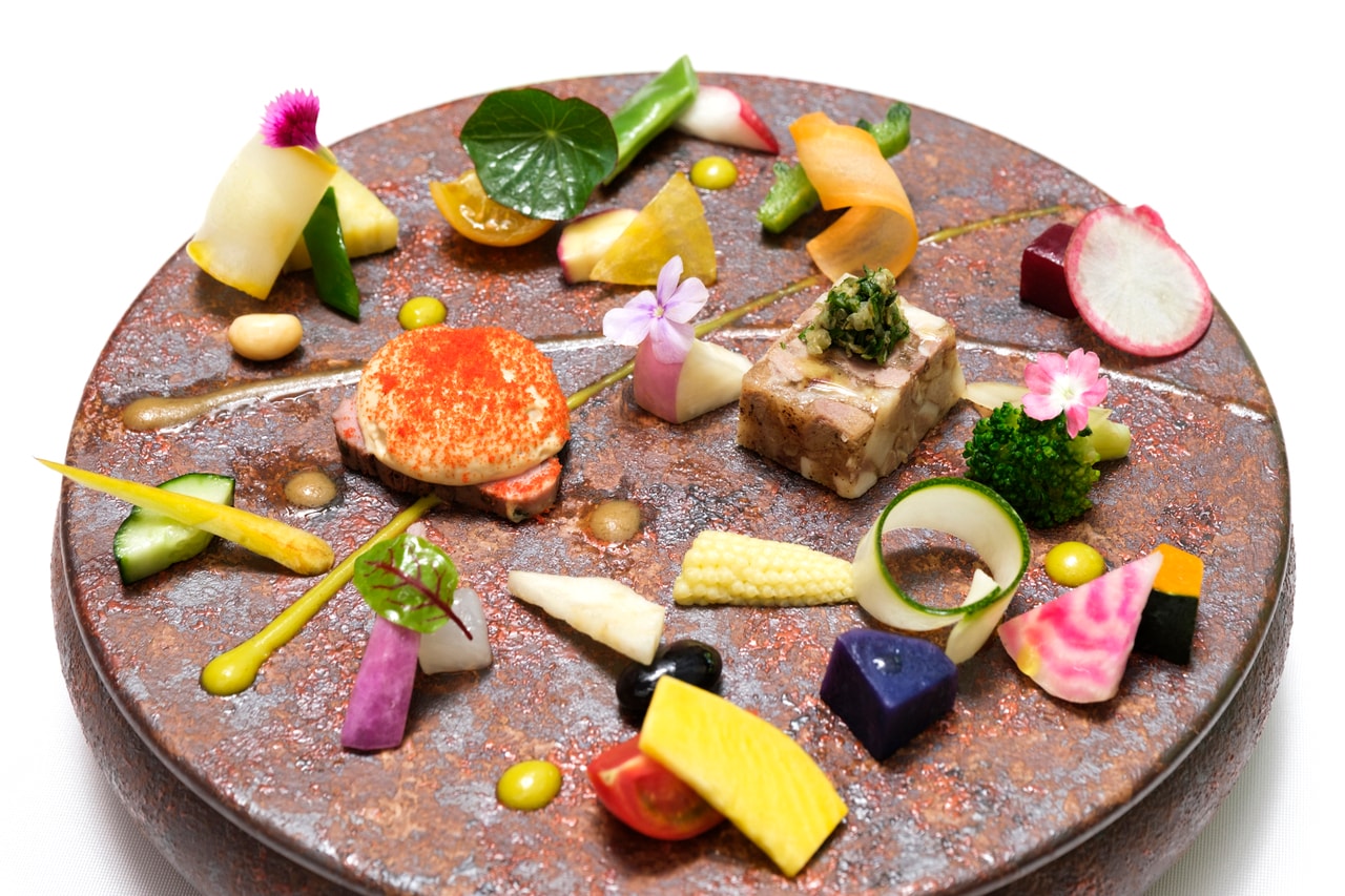 メインダイニング「OTTO SETTE」のシグニチャー「畑の前菜」。