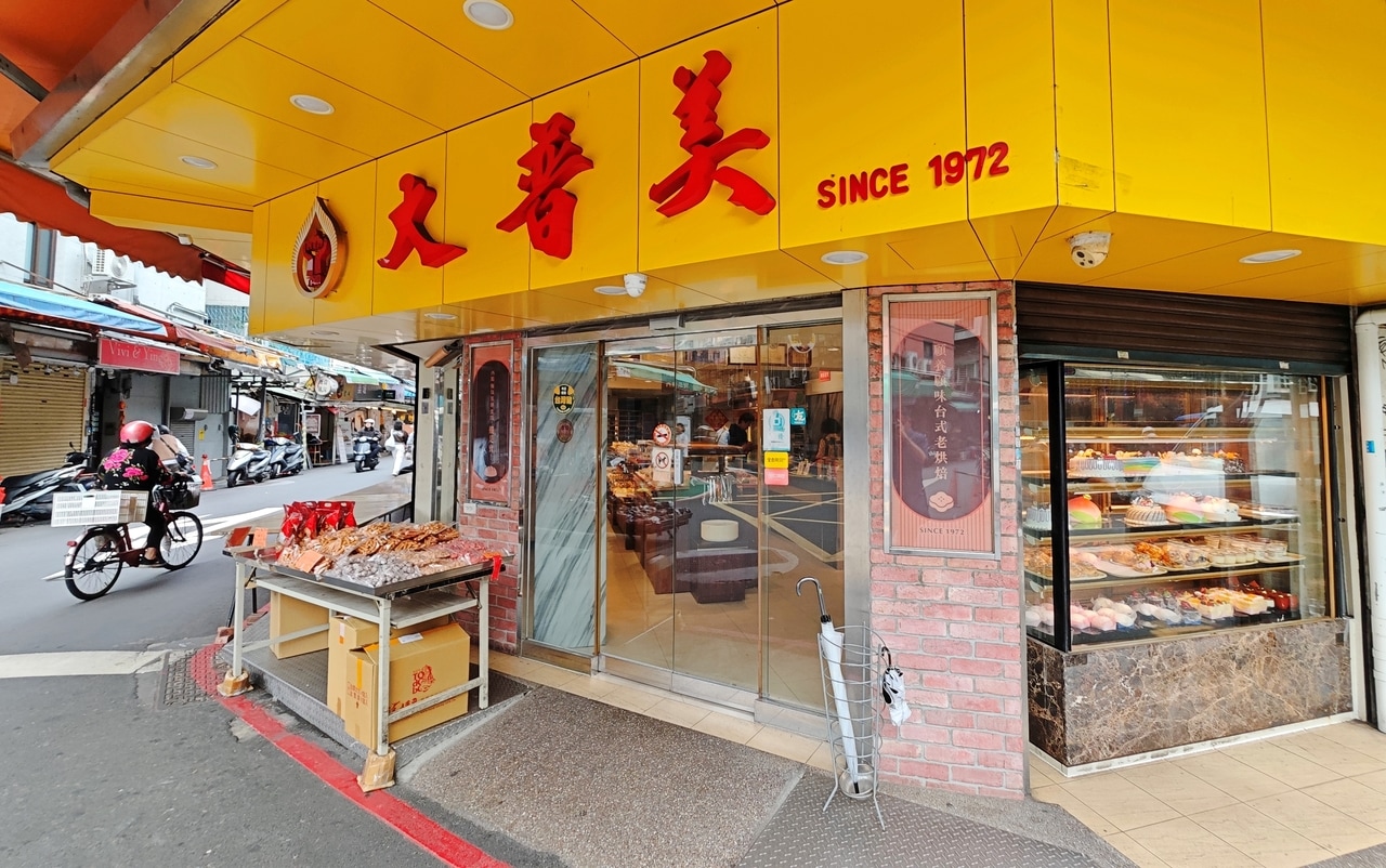 ローカルな雰囲気が色濃く残るエリアにあります。