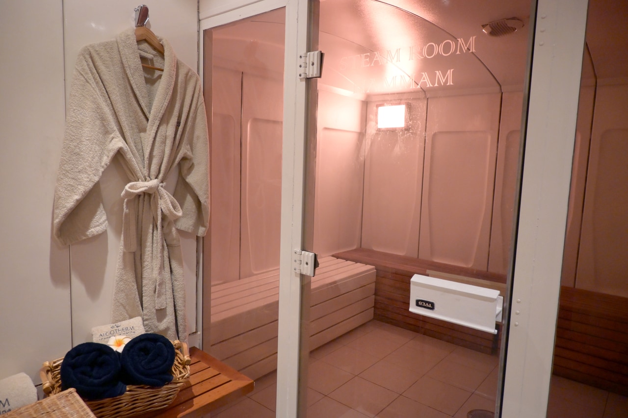 広々としたサウナ。一人で隅っこに座っていると、どこか持て余した気分に……!?