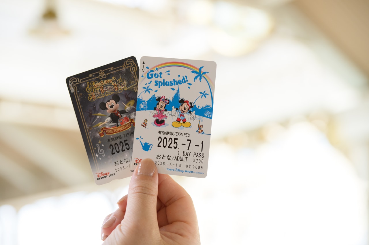 左は「We Love ビッグバンドビート」、右は夏の東京ディズニーリゾートをテーマにしたデザイン。どのデザインを購入できるかは券売機によって異なります。