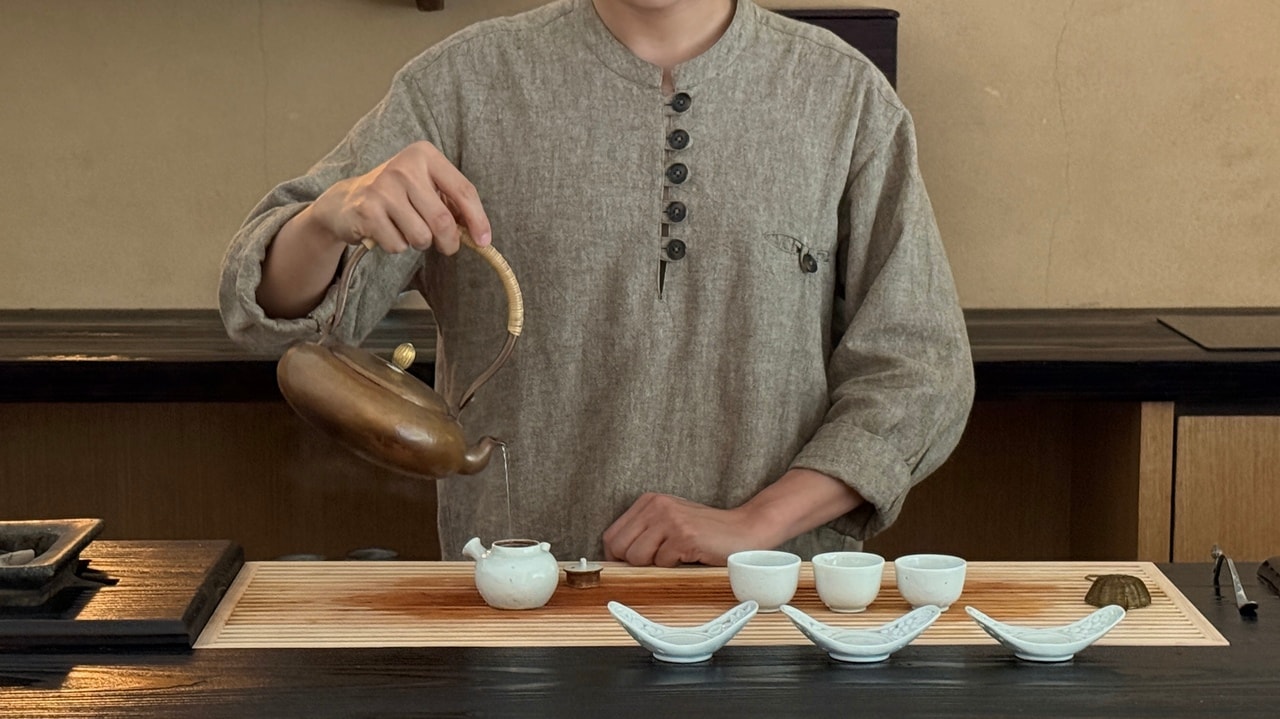 代表自らお茶を淹れてくれる。