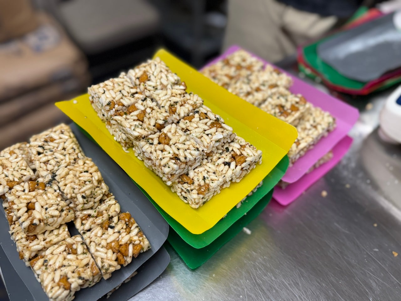 ハンドカットし、分量に分けて袋詰めされる。こちらは、ふりかけあられ。