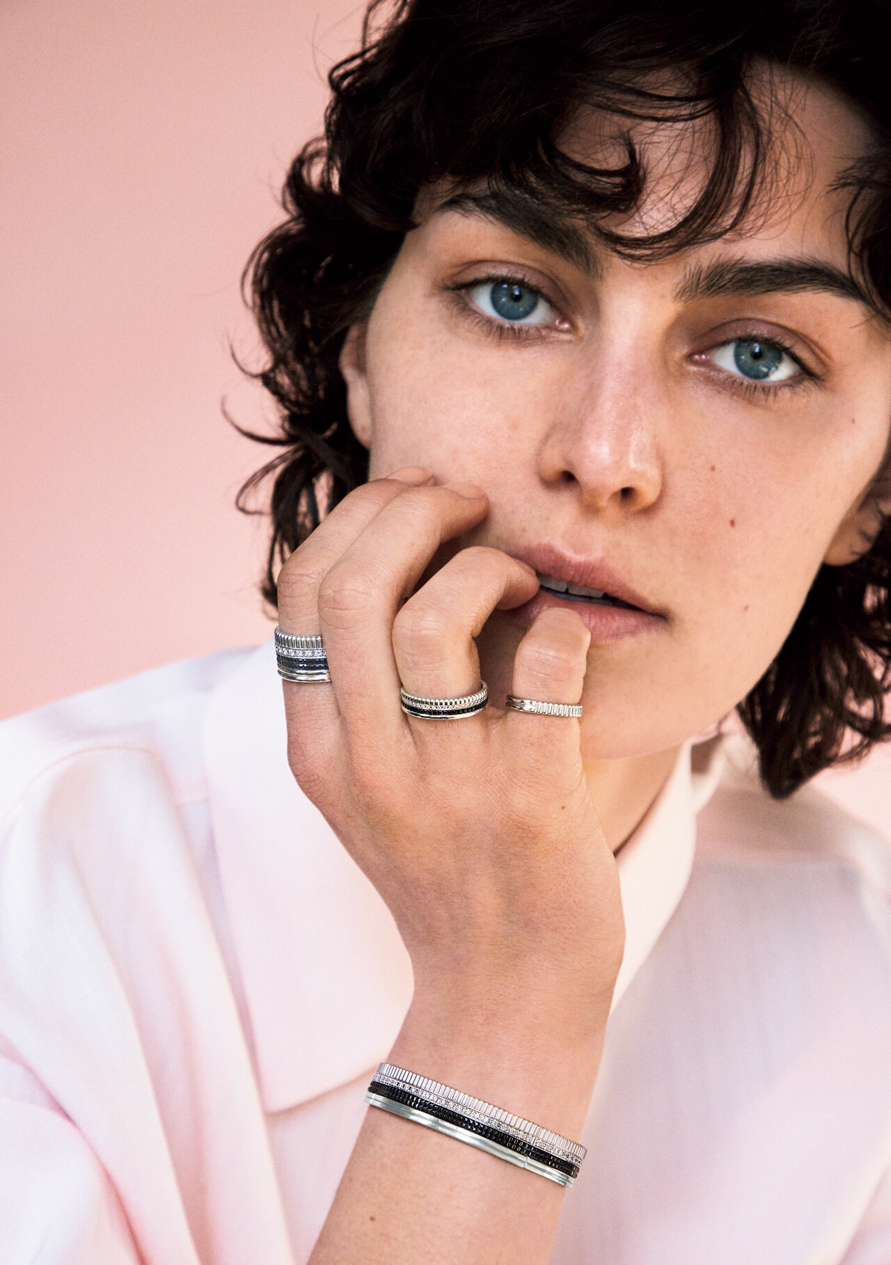 「キャトル ブラック」バングル（WG×ブラックPVD×ダイヤモンド） 6,270,000円、リング（人差し指）ダイヤモンド リング ラージ（WG×ブラックPVD×ダイヤモンド） 1,874,400円、（薬指）ダイヤモンド リング エクストラスモール（WG×ブラックPVD×ダイヤモンド） 775,500円、（小指）「キャトル ラディアント」リング（プラチナ） 330,000円（すべて予定価格）／ブシュロン（ブシュロン クライアントサービス 0120-230-441）　シャツ 70,400円／ハルノブムラタ（ザ・ウォール ショールーム）