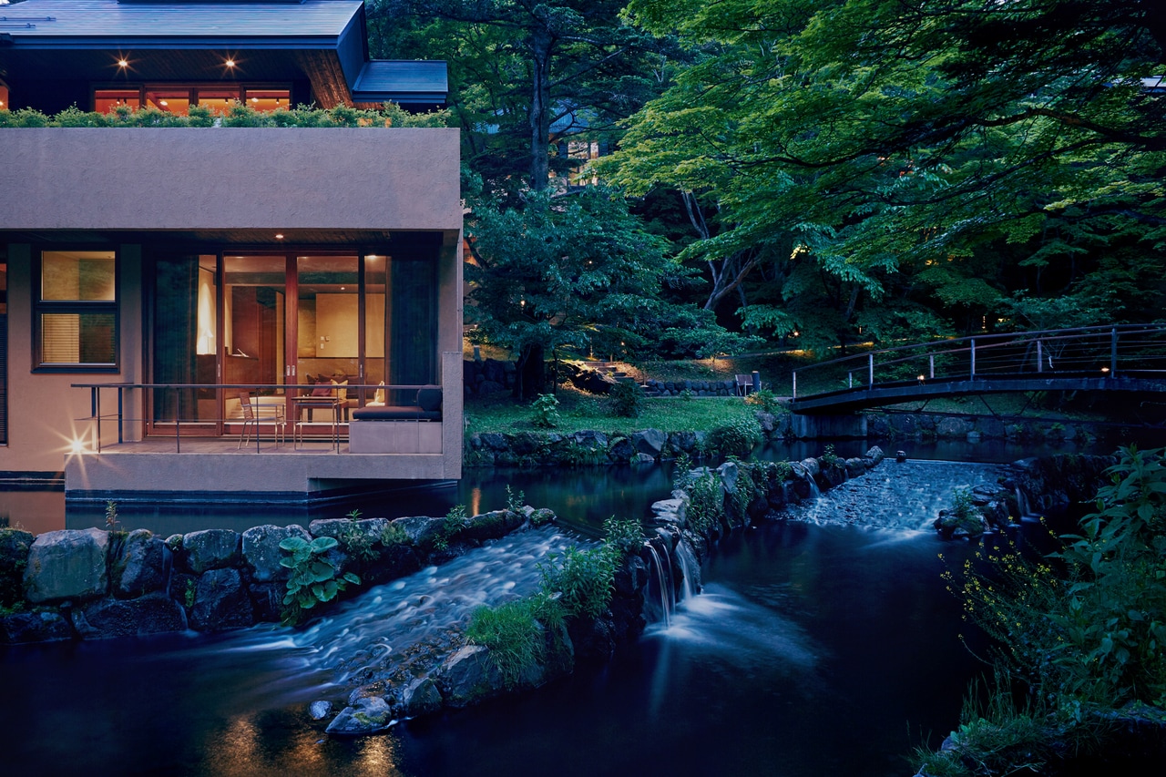 「星のや軽井沢」の水波の部屋。気温が低いことに加え、水の音や木々の間を抜ける風の気配などで、涼感はさらに増す。