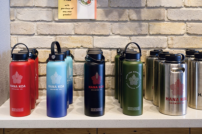 保冷機能付きグラウラー各45ドル～を購入すると初回ビールは1ドルで販売してくれる（約1.2リットル）。