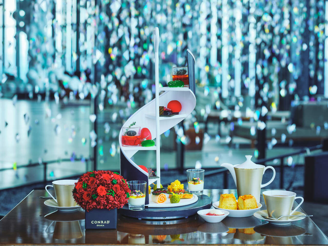 「ニコライ バーグマン フラワーズ ＆ デザイン『Blooms ＆ Bites』ストロベリーアフタヌーンティー」のイメージ。1名8,500円、オリジナルカクテル付き1名11,000円、ニコライバーグマン　オリジナルフラワーボックス・コンラッドホリデーベア付き1名13,500円（すべて税・サ込）、要予約。提供期間／提供中～2026年3月1日（日）