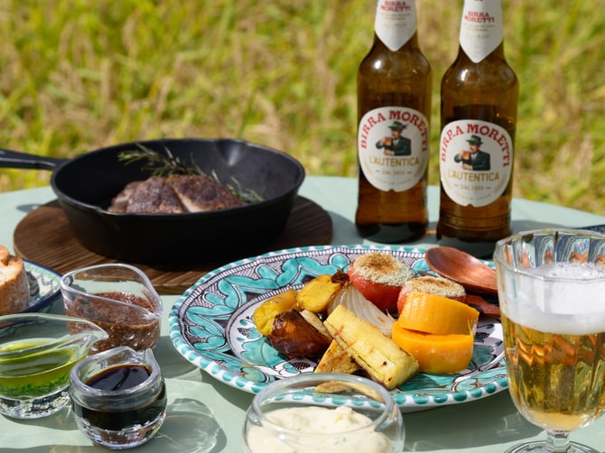 収穫した野菜を使ったグリル料理を農園のテーブルでいただく至福のブランチ。