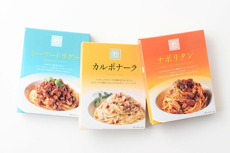 パスタソース 。左から：シーフードラグー550円(140g)、カルボナーラ510円(140g)、ナポリタン389円(140g)。