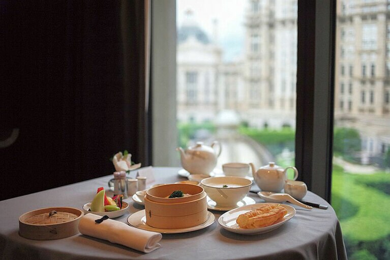 朝食はブッフェの代わりに、インルームダイニングでゆったりと食べるのもいい。