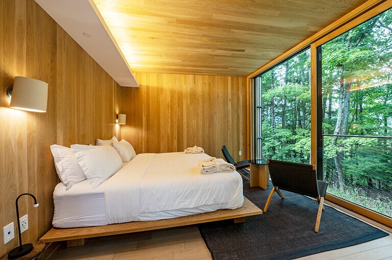 キューブ型のキャビンのガラス戸は床から天井までの全面を覆う大きさで、景色を満喫できる。他のキャビンからは互いが見えない配置になっている。