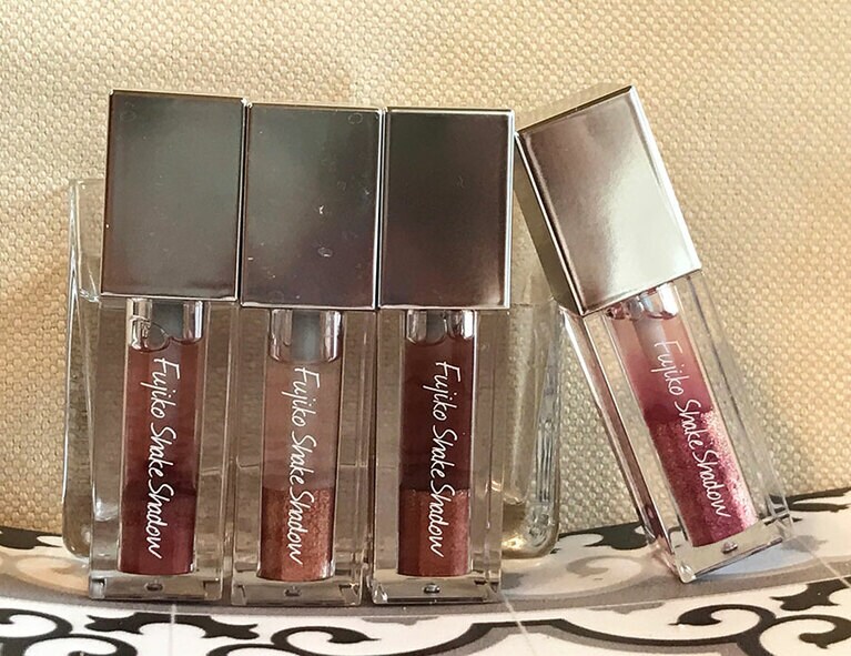 まぶたに数か所おいてなじませるだけで、みずみずしいきらめきのある目元に。写真の色は左から、01エモーショナルレッド、05ジュエルパーティ、06THE ブラウン、07 THE ピンク。