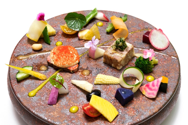 メインダイニング「OTTO SETTE」のシグニチャー「畑の前菜」。