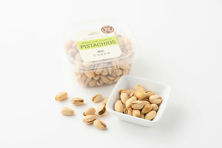 成城石井 ホワイトオークチップ薫る 燻製ピスタチオ 1,070円（210g）。
