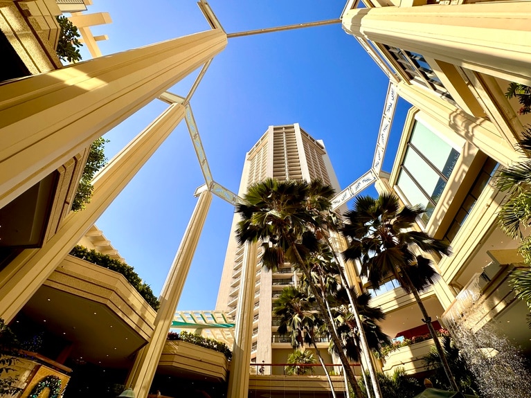 ハイアット リージェンシー ワイキキのツインタワーの中庭から見上げたハワイの空。