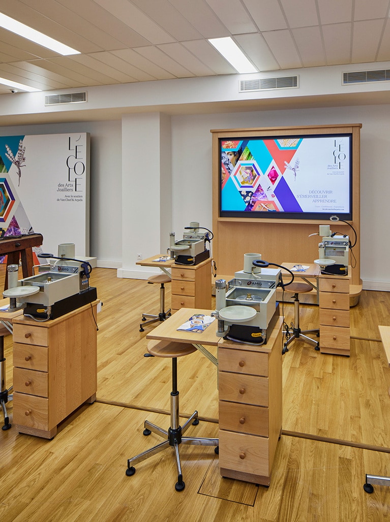 専門的な機器とモニターを使いながら……。