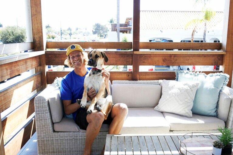 エンシニータスのサーファーにして、サーフハウスを切り盛りしているニッキさんと愛犬ノーラ。