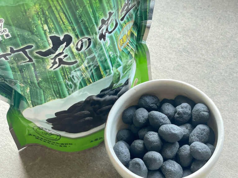 台湾では竹炭が用いられている食品が少なくありません。