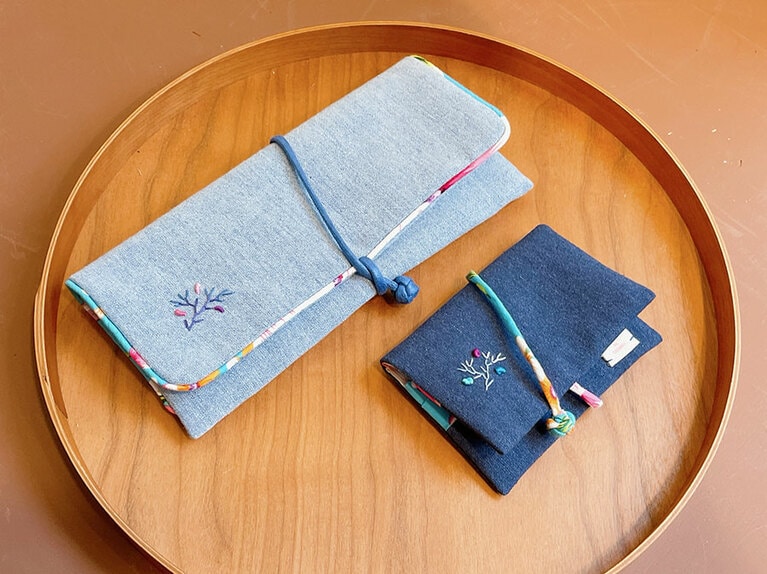 紐付きの収納ケース2種類。ちょこっと見える花布で、台湾らしさを表現。